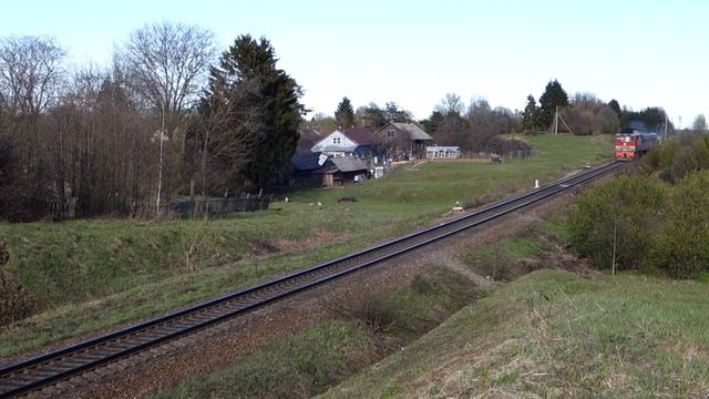 ТЭП70-0256 с пригородным поездом смотреть онлайн