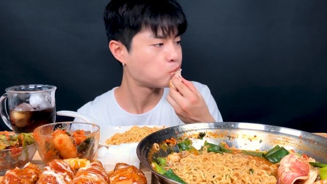 SUB) 삼양라면 골드, 처갓집 슈프림 양념치킨 먹방 리얼사운드_Seafood Ramyeon, Spicy Fried Chicken Realsound смотреть онлайн