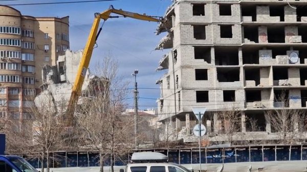 В Челябинске начали снос недостроенного ЖК у Торгового центра.
