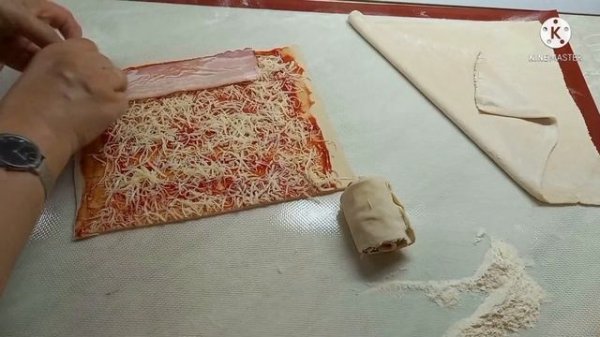 Очень вкусные и ароматные закусочные слойки с копченой грудинкой.