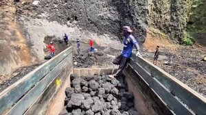 Строительство, шахтёры добывают песок и загружают камни