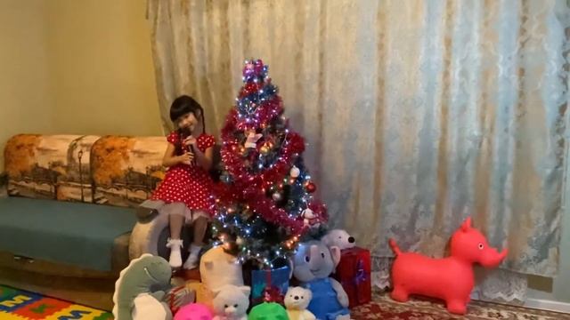 маленькой ёлочке холодно зимой- cây thông Noel trong mùa đông giá lạnh смотреть онлайн