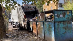 Как мусоровоз опустошает большие баки с мусором 2