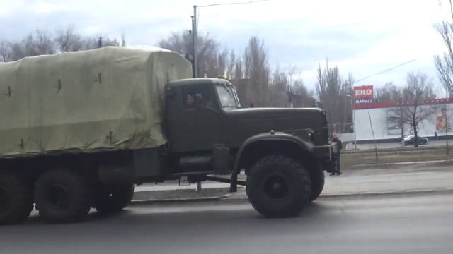 город красноармейськ!12 марта!украинские военые везут на крым,ракетные установки смотреть онлайн