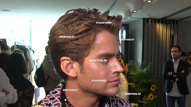 Polo Morin sufre por tener ese cuerpo que tiene que llamarle a su psicologo constantemente смотреть онлайн