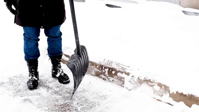 Краш-тест скрепера для уборки снега с алюминиевым черенком Plantic Snow