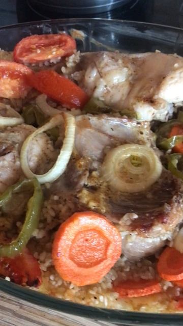 Запечённый кролик с рисом и овощами