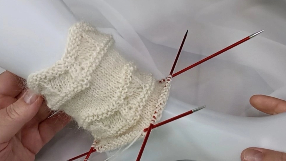 Если вам надоела банальная резинка, присоединяйтесь ко мне, свяжем оригинальный паголенок 🧶 смотреть онлайн