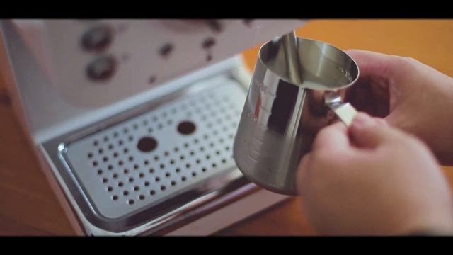 LATTE ART WITH OMELA FOAMING MILK смотреть онлайн