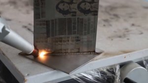 Ручной волоконный лазерный сварочный аппарат мощностью 1 кВт для металла толщиной 1 ~ 5 мм.