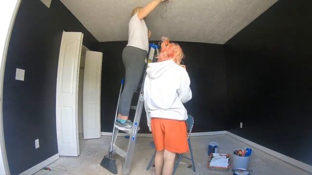 PAINTING MY SISTER'S ROOM BLACK смотреть онлайн