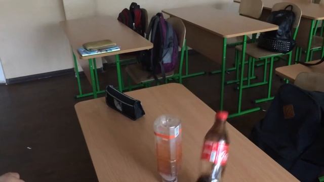 Школьники делают BOTTLE FLIP CHALLENGE смотреть онлайн
