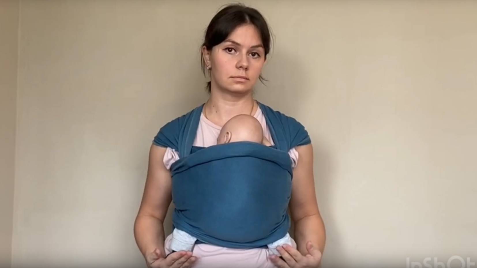 Крест под карманом (КПК) в трикотажном слинге-шарфе