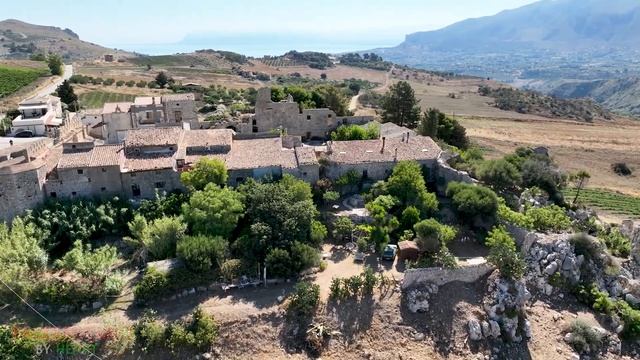 BALATA DI BAIDA | CASE CASTELLO DI BAIDA | FPV AVATA - MAVIC AIR 3 CINE DRONE FOOTAGE 2024/07/12 смотреть онлайн