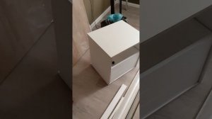 Сборка прикроватной тумбочки с выдвижными ящиками.