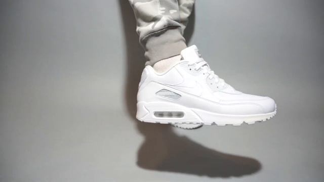 Nike Air Max 90 Leather White 302519-113 on feet смотреть онлайн