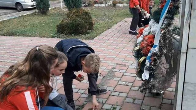 Школа, шкільні роки, шкільна родина - одна з цінностей нашого життя. смотреть онлайн
