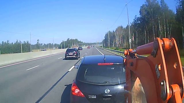 Миниэкскаватор Kubota едет на работу. смотреть онлайн