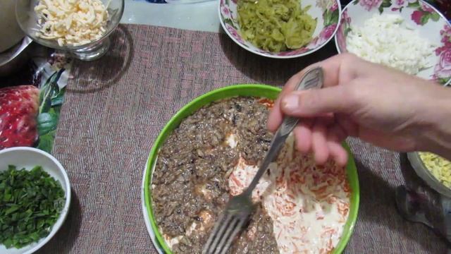 Салат зі шпротами. смотреть онлайн