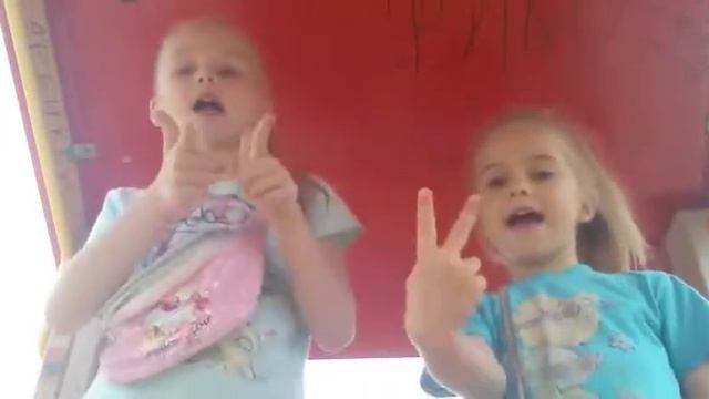 Я сижу за столиком, ла-ла-ла… смотреть онлайн