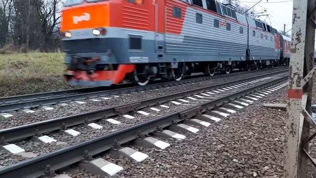 Встреча ЧС7-226 и ЭД2Т-0020 на переезде близ ст. Семхоз смотреть онлайн