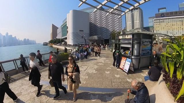 По авеню звезд в Гонконге