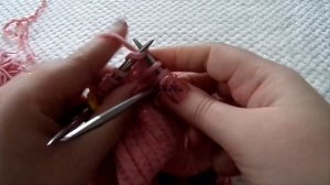 Модная шапка из плюшевой пряжи, вязание спицами. Часть 2/2