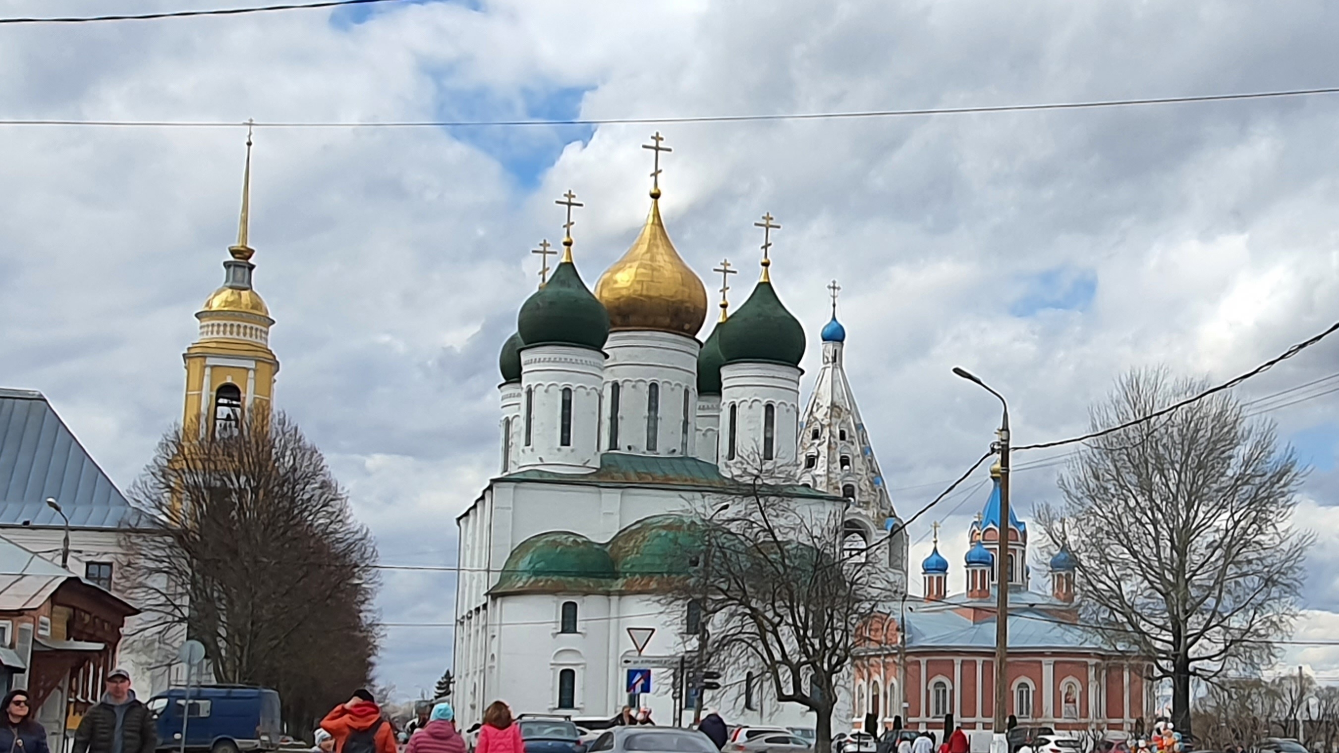 Соборная площадь в центре Коломенского Кремля старейшая. Возникла в XIV в. В центре Успенский собор. смотреть онлайн