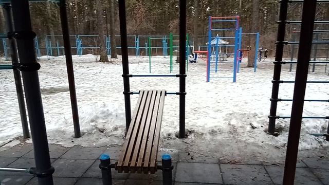 Сосновый бор. Тренажеры. Прогулка. Сосны. Свежий, весенний воздух. Тает снег. Март. Весна. Хорошо смотреть онлайн