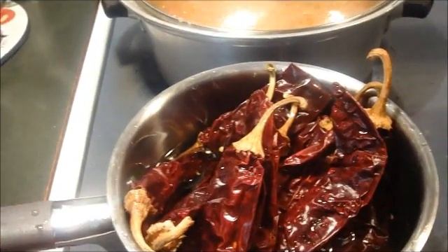 trozitos de carne de puerco en mole o chile guajillo y sopa de semilla смотреть онлайн