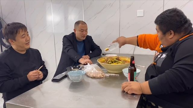 亲自去抓大鹅，胖哥做“铁锅炖大鹅”，满屋飘香，鹅腿惊艳了！【胖猴仔】 смотреть онлайн