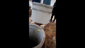 Как установить бетонное кольцо на место, без крана?