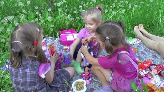 Девочки играют в Барби на поляне среди цветов |Barbie Girls playing in the meadow among the flowers смотреть онлайн