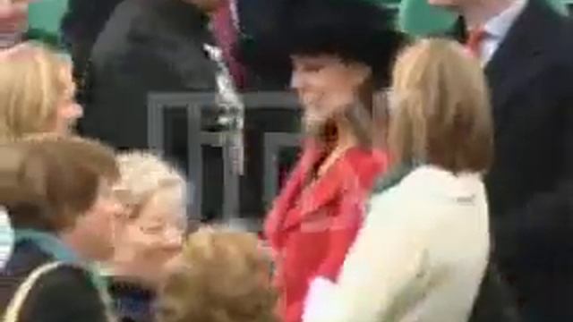 Kate Middleton "I love the Uniform it so so sexy!" *Rolls eyes* смотреть онлайн