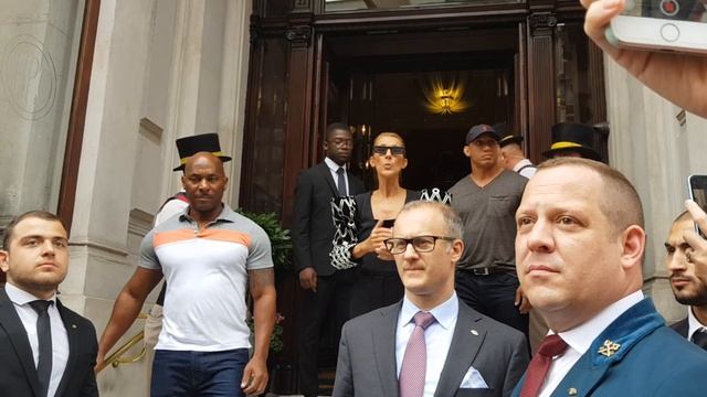 Céline Dion greeting fans at the Mandarin Oriental hotel in London (July 6th 2019) смотреть онлайн