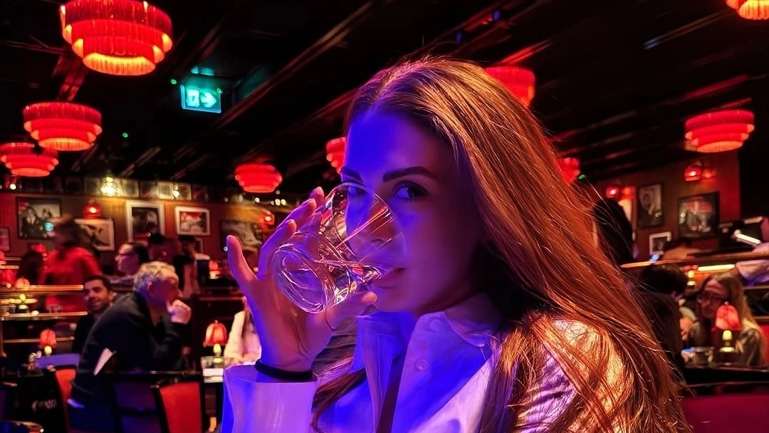 Бурджу Озберк в Лондоне. Эмре Бей с любимой девушкой тоже в Лондоне. смотреть онлайн