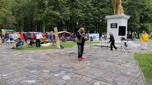 На День города-2019,не доверяя телекамерам через СЭЛФИ поёт =ТЕАТР=Певец ПРОРОК САН БОЙ смотреть онлайн