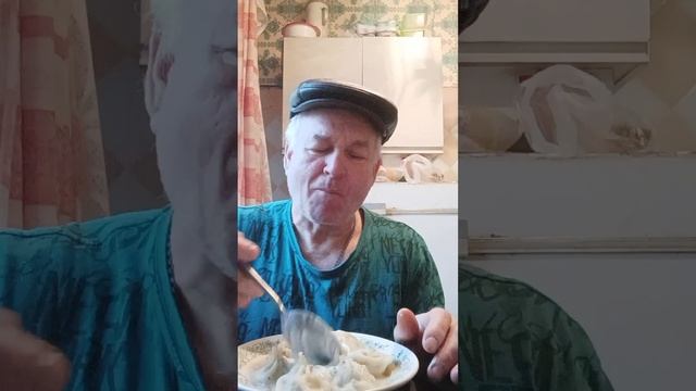 На перекус хинкали со сметаной. смотреть онлайн