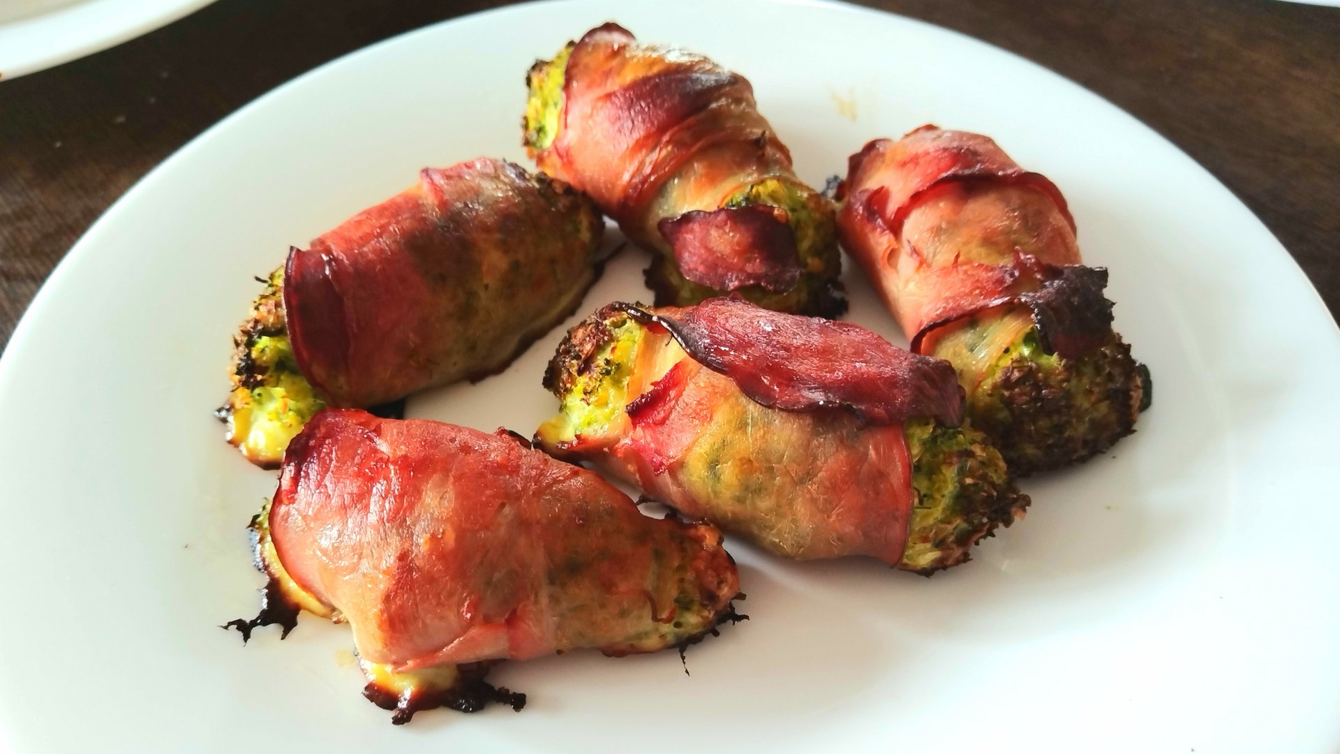 сырные котлетки из брокколи в беконе