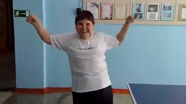 Мастерски танцует тиктоник)))) смотреть онлайн