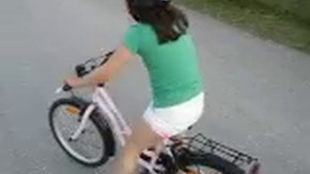 Lily & Logan riding their bikes смотреть онлайн