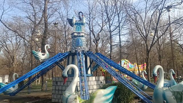 Аттракцион Гуси-лебеди, парк Чистяковская роща, Краснодар.