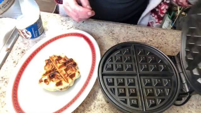 Cinnamon Rolls in the Waffle Iron are Amazing! смотреть онлайн