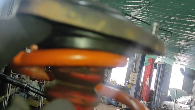 Лада приора, что-то не так с передними амортизаторами!?