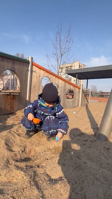 Володя играет в песке, площадь Блюхера, детская площадка. Володе 3,8 смотреть онлайн