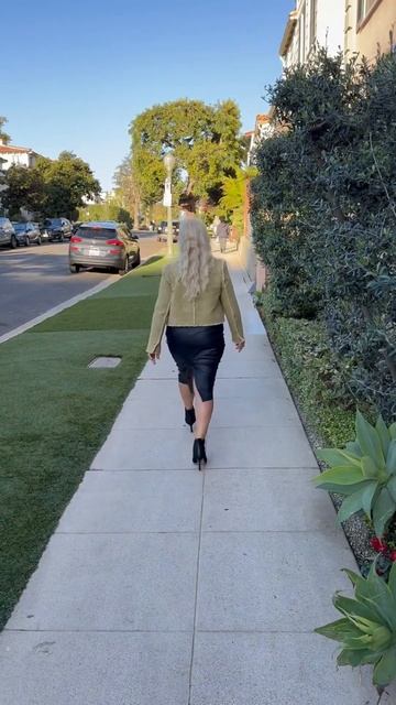 Думаю время летит и не надо ничего откладывать на завтра…#moments #lifestyle #fashion #beautiful смотреть онлайн