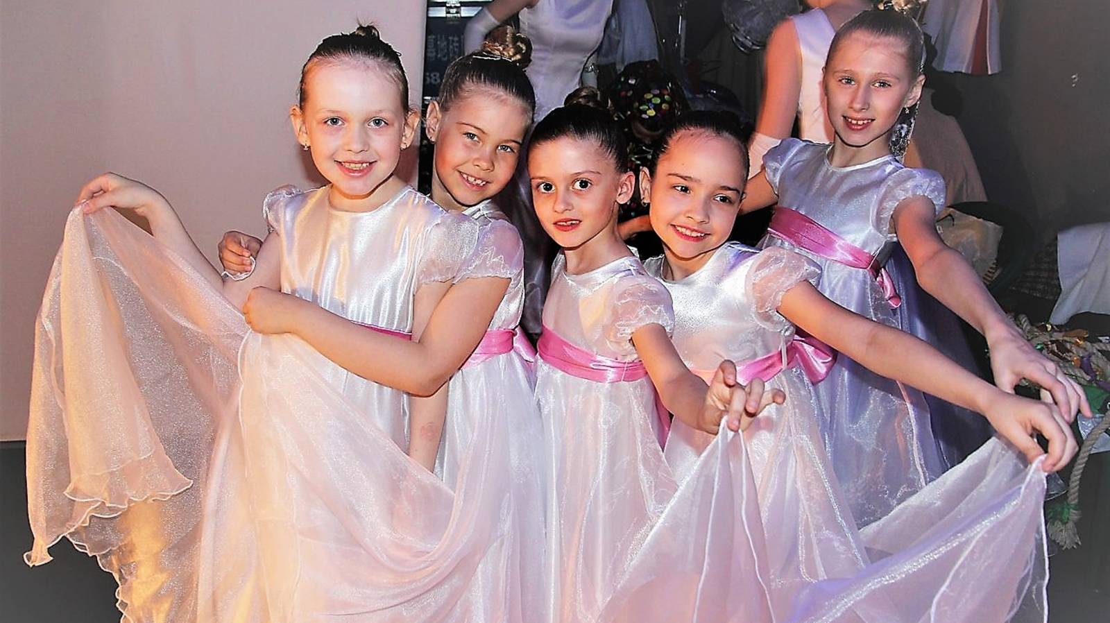 23 # Новогодний вальс "Танец снежинок" Приятного просмотра... смотреть онлайн