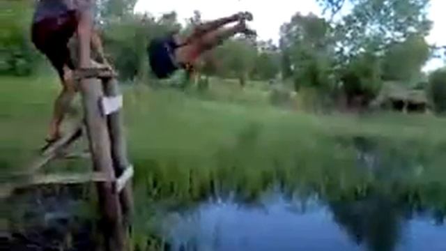 Свалился в воду смотреть онлайн