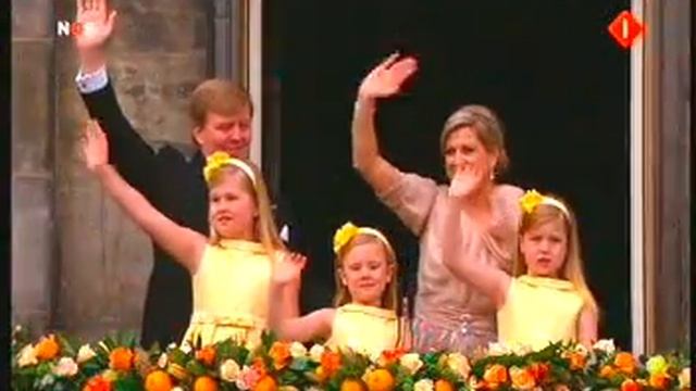 Balkon scene 30-04-2013 Beatrix, Willem-Alexander, Maxima, Catharina-Amalia, Alexia, Ariane. смотреть онлайн