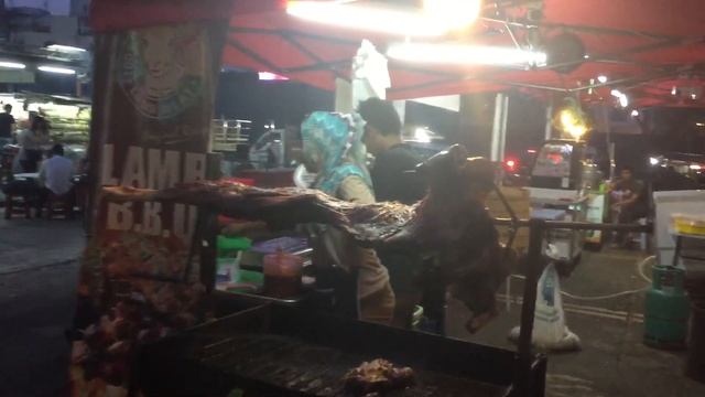 Малайзия, улица еды, кого то жарят, путешествие, куала лумпур смотреть онлайн